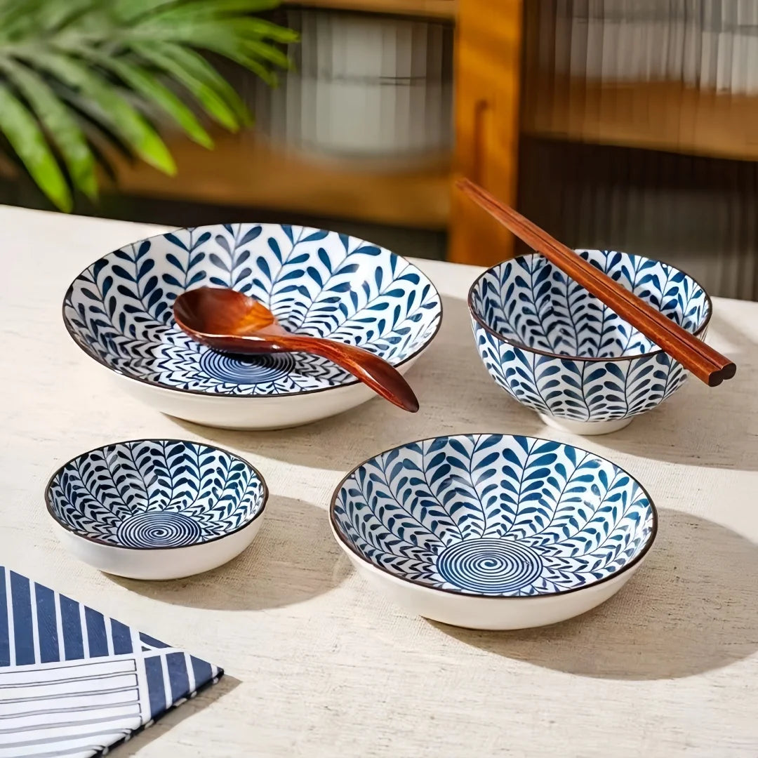 Tigela de cerâmica japonesa azul e branca pintada à mão de 4,5 polegadas, tigela de arroz estilo retrô para uso doméstico.