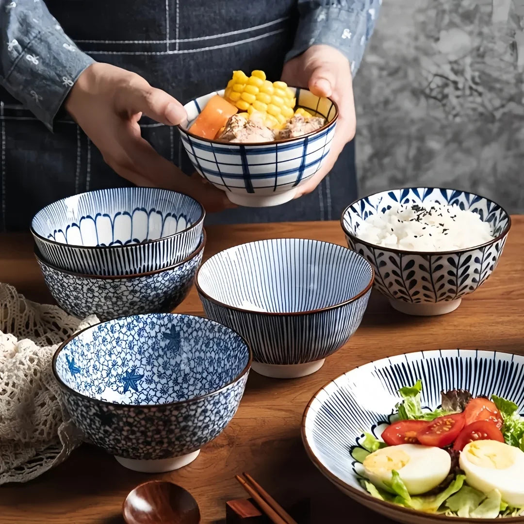 Tigela de cerâmica japonesa azul e branca pintada à mão de 4,5 polegadas, tigela de arroz estilo retrô para uso doméstico.
