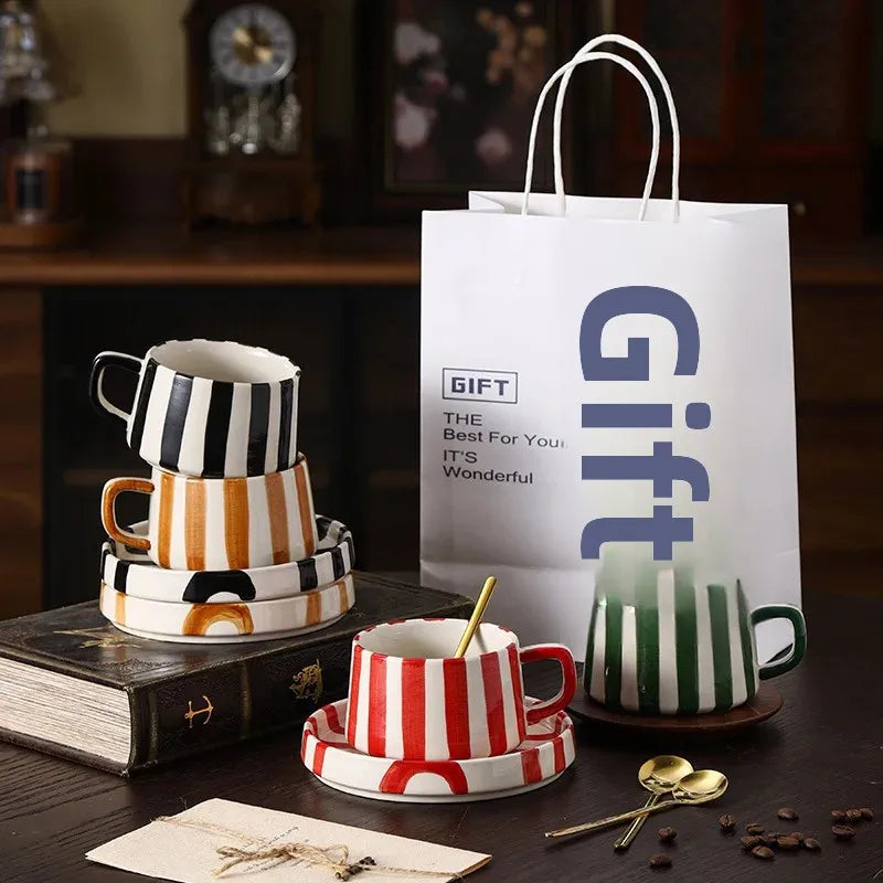 Conjunto de xícara de café cerâmica listrada criativa, para escritório, chá da tarde, latte fino, presente artesanal, combinação de xícara e prato