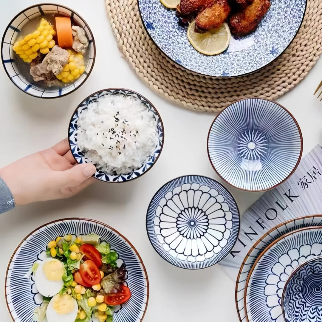 Tigela de cerâmica japonesa azul e branca pintada à mão de 4,5 polegadas, tigela de arroz estilo retrô para uso doméstico.