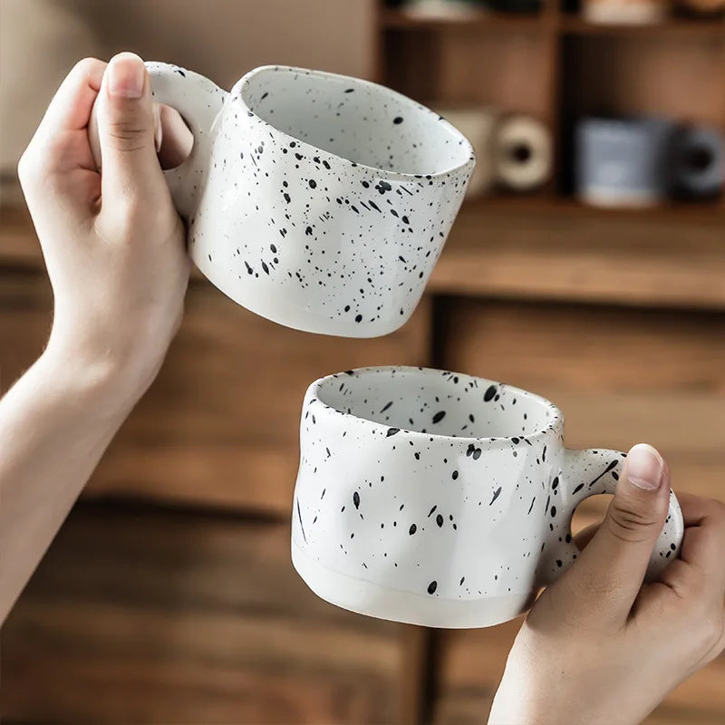 Caneca de cerâmica com tinta respingo irregular, alça artesanal, xícara de café, leite, casal, casa, escritório, decoração, punho de porcelana
