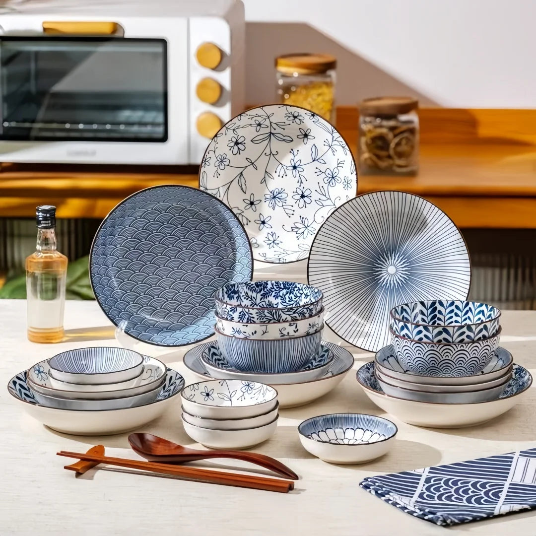 Tigela de cerâmica japonesa azul e branca pintada à mão de 4,5 polegadas, tigela de arroz estilo retrô para uso doméstico.