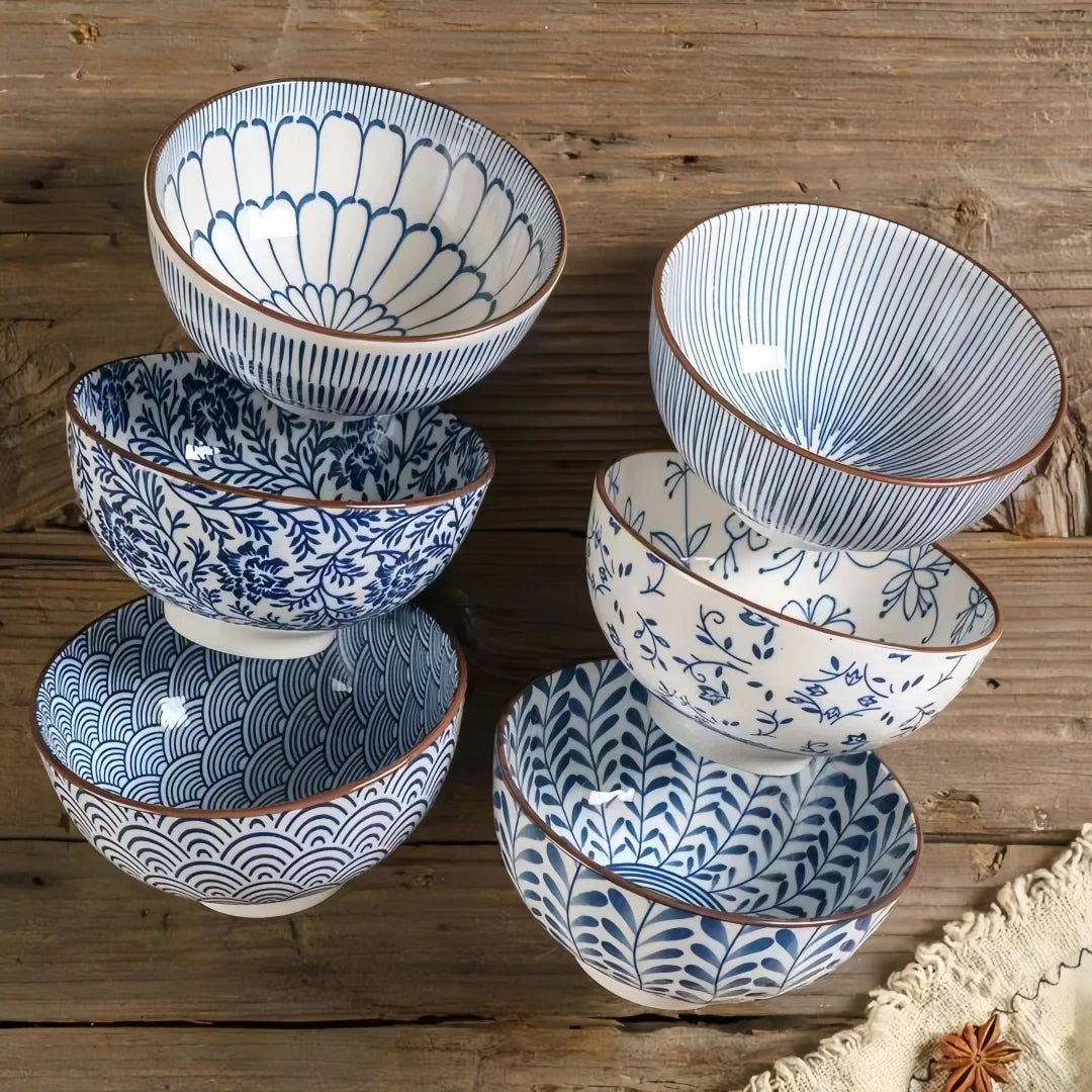 Tigela de cerâmica japonesa azul e branca pintada à mão de 4,5 polegadas, tigela de arroz estilo retrô para uso doméstico.