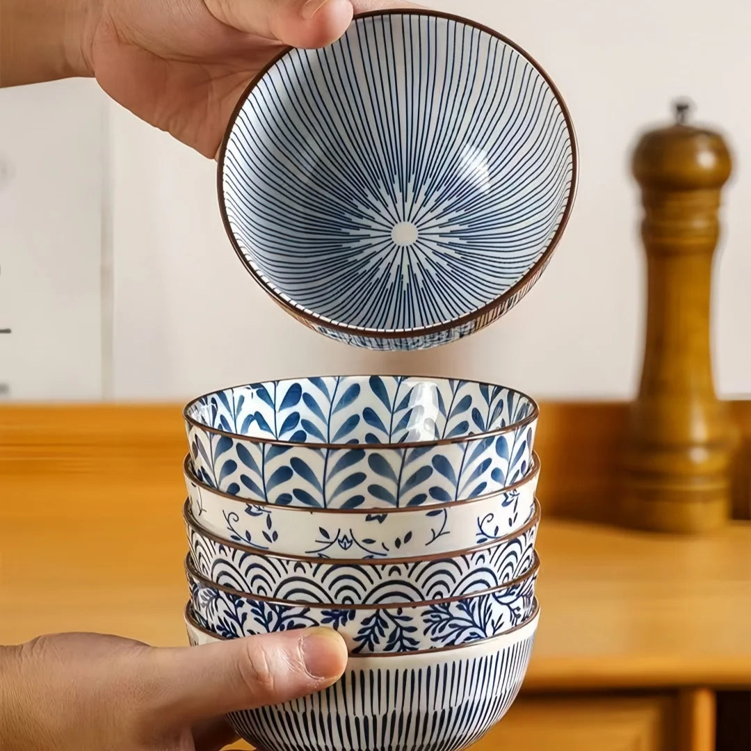 Tigela de cerâmica japonesa azul e branca pintada à mão de 4,5 polegadas, tigela de arroz estilo retrô para uso doméstico.