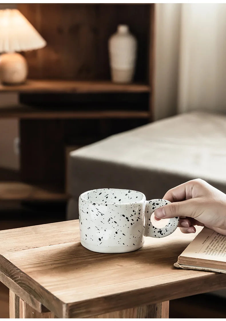 Caneca de cerâmica com tinta respingo irregular, alça artesanal, xícara de café, leite, casal, casa, escritório, decoração, punho de porcelana