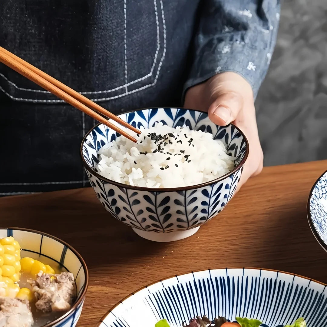 Tigela de cerâmica japonesa azul e branca pintada à mão de 4,5 polegadas, tigela de arroz estilo retrô para uso doméstico.