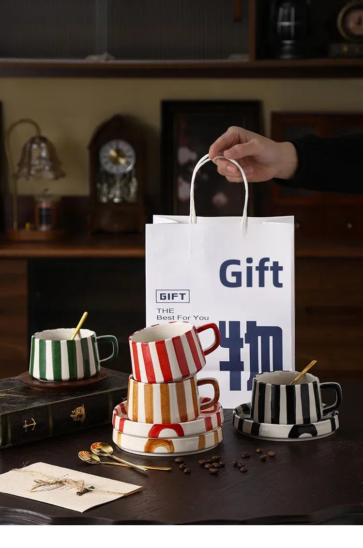 Conjunto de xícara de café cerâmica listrada criativa, para escritório, chá da tarde, latte fino, presente artesanal, combinação de xícara e prato