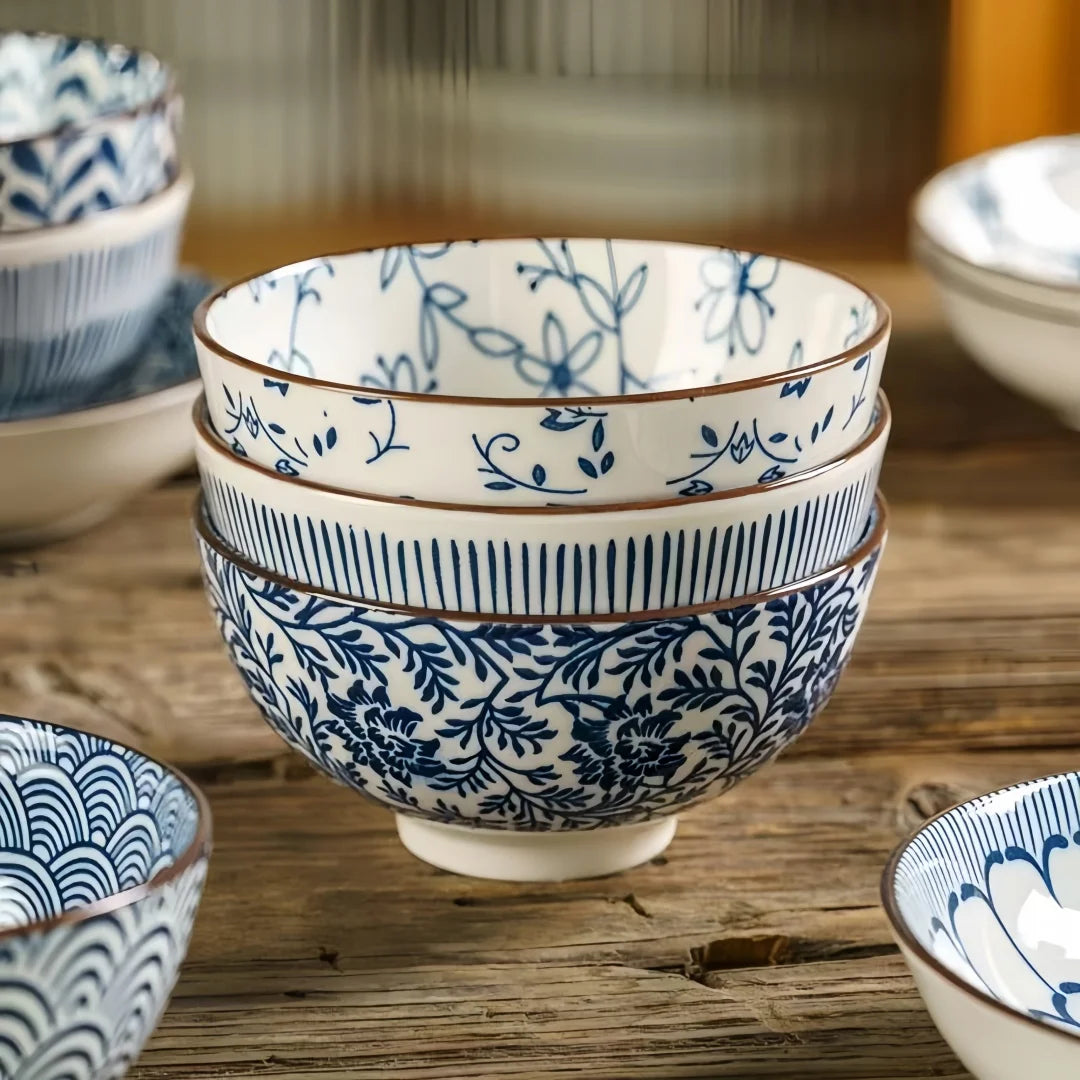 Tigela de cerâmica japonesa azul e branca pintada à mão de 4,5 polegadas, tigela de arroz estilo retrô para uso doméstico.