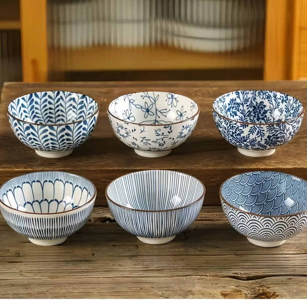 Tigela de cerâmica japonesa azul e branca pintada à mão de 4,5 polegadas, tigela de arroz estilo retrô para uso doméstico.