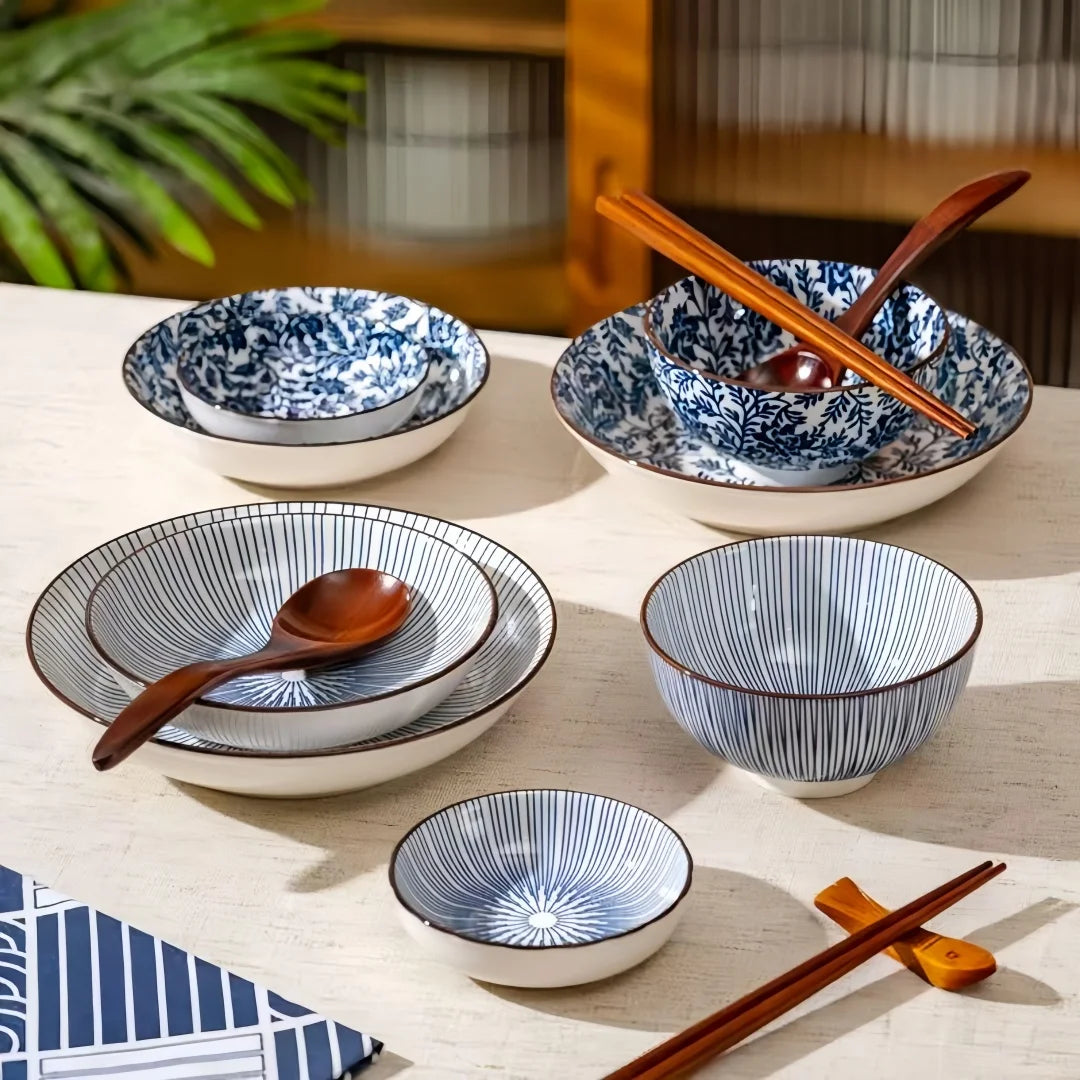 Tigela de cerâmica japonesa azul e branca pintada à mão de 4,5 polegadas, tigela de arroz estilo retrô para uso doméstico.