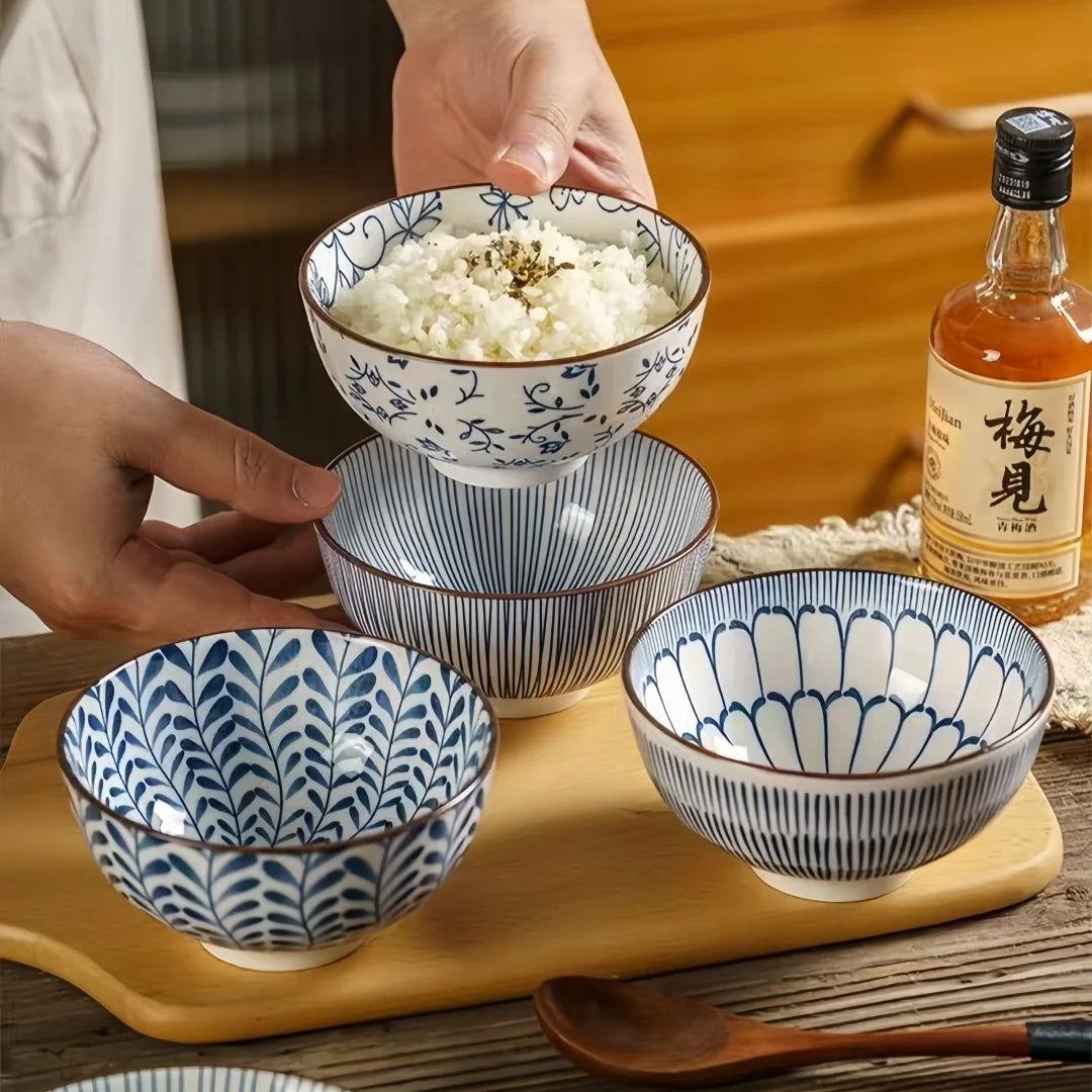 Tigela de cerâmica japonesa azul e branca pintada à mão de 4,5 polegadas, tigela de arroz estilo retrô para uso doméstico.