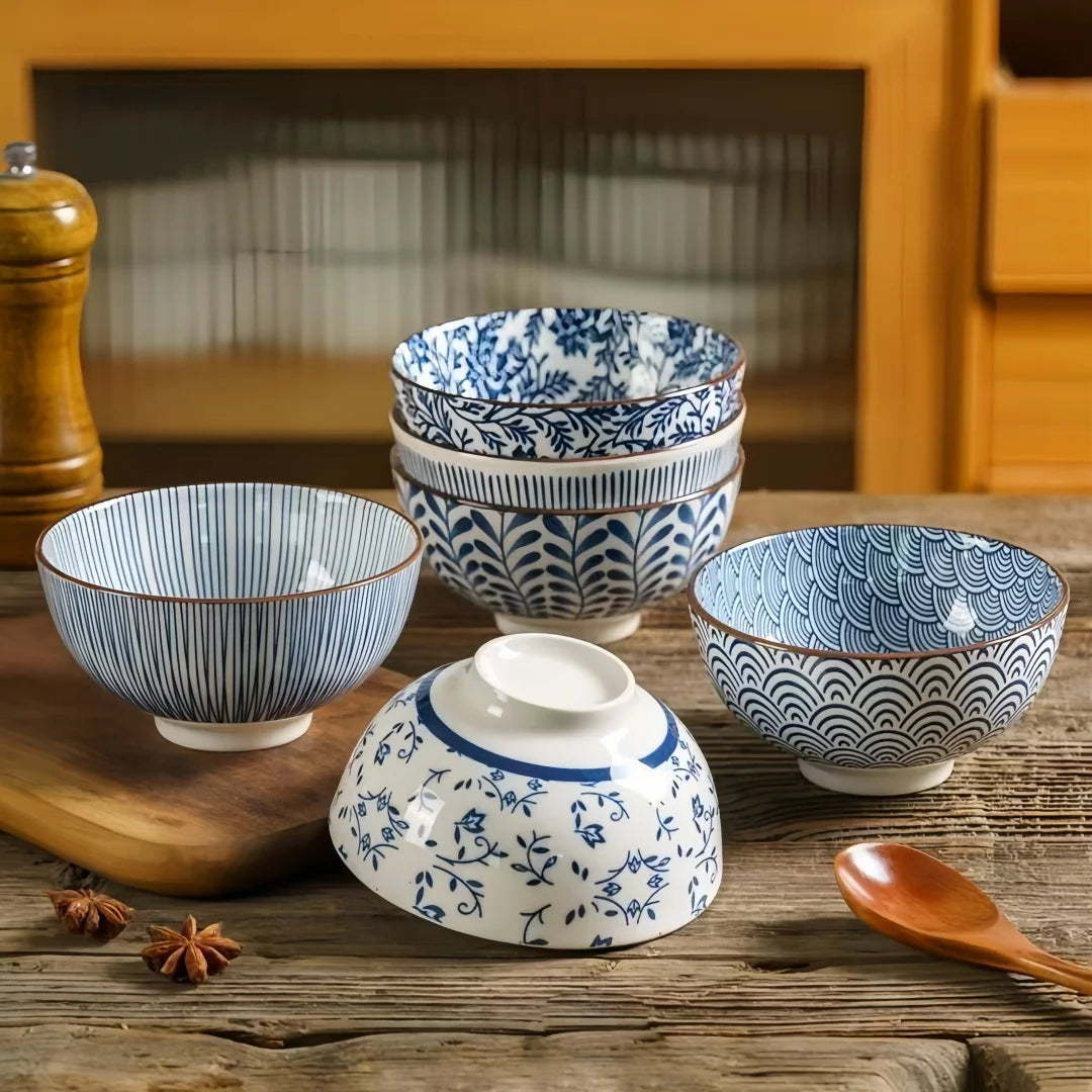 Tigela de cerâmica japonesa azul e branca pintada à mão de 4,5 polegadas, tigela de arroz estilo retrô para uso doméstico.