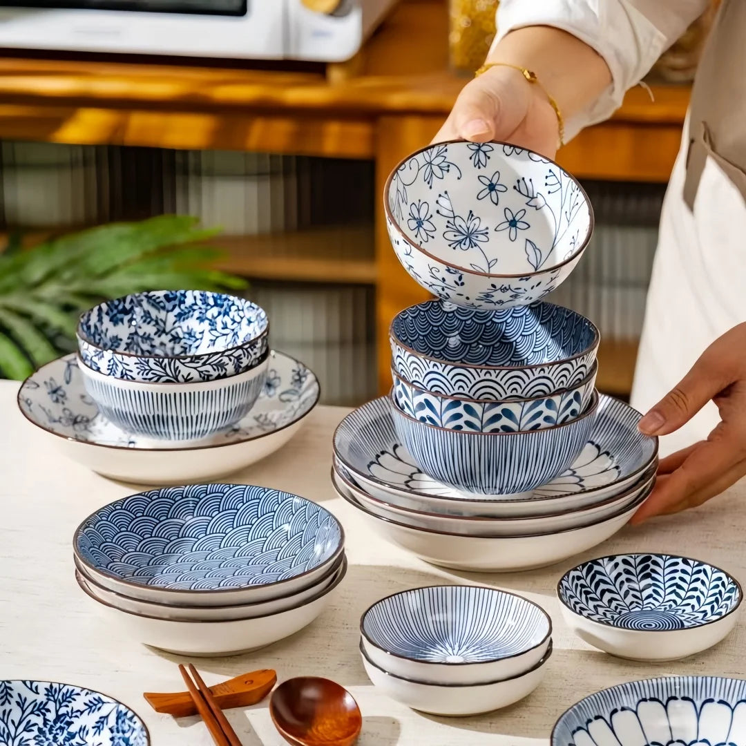 Tigela de cerâmica japonesa azul e branca pintada à mão de 4,5 polegadas, tigela de arroz estilo retrô para uso doméstico.