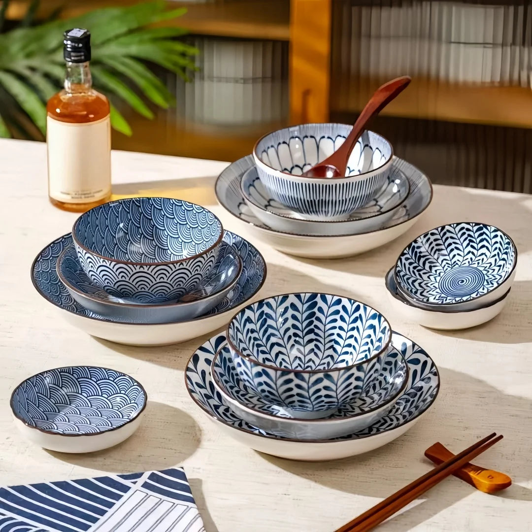 Tigela de cerâmica japonesa azul e branca pintada à mão de 4,5 polegadas, tigela de arroz estilo retrô para uso doméstico.