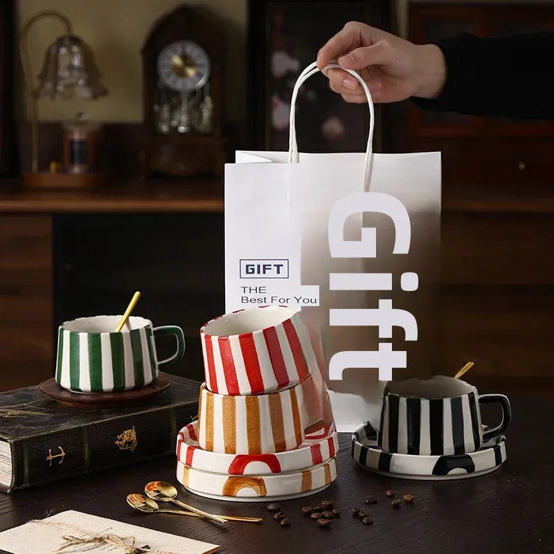 Conjunto de xícara de café cerâmica listrada criativa, para escritório, chá da tarde, latte fino, presente artesanal, combinação de xícara e prato
